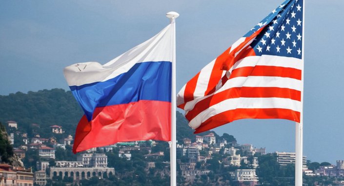 Las banderas de Rusia y Estados Unidos