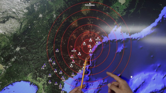 Muestran el foco sísmico que afectó Corea del Sur, durante una rueda de prensa en la Administración Meteorológica de Corea en su capital de Seúl