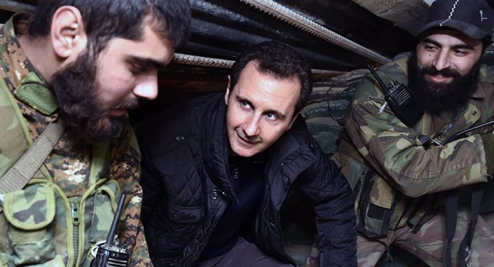 Bashar al Asad conversa con soldados sirios