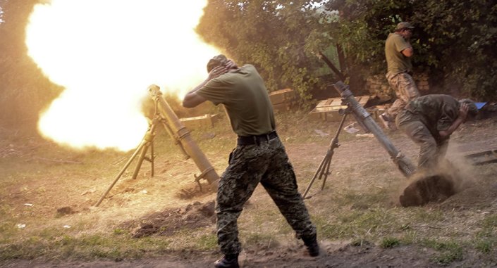 militares ucranianos usan morteros