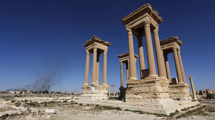 Humos en la parte moderna de Palmira vistos desde la parte antigua de la ciudad