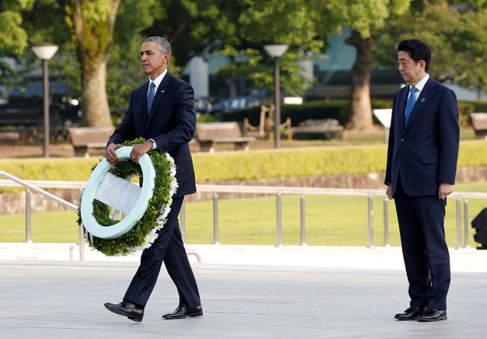 Barack Obama coloca ofrenda floral en el Parque de la Paz en Hiroshima